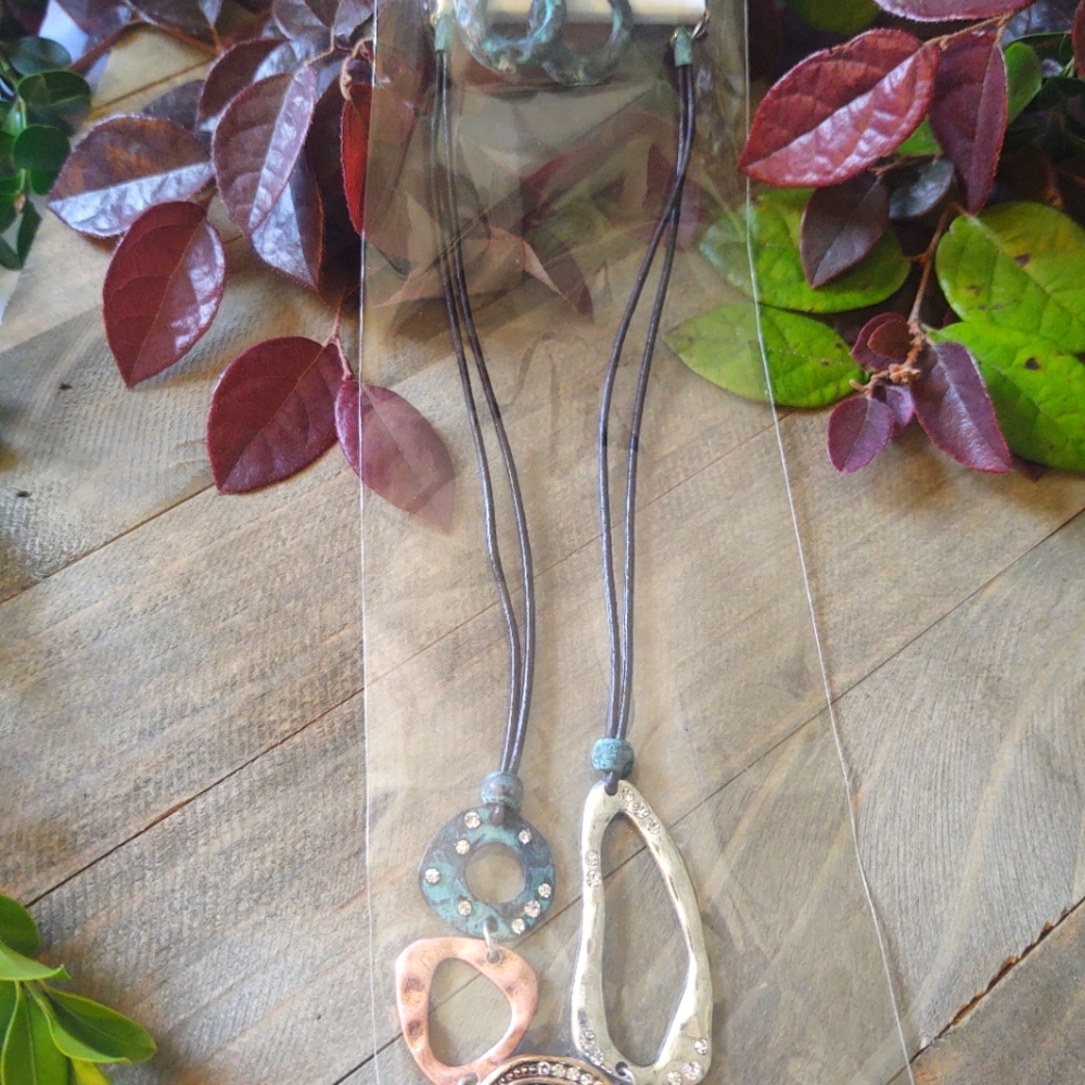 STORY by DaVinci hammered metal organic shape leatherette cord necklace set - Picture 2 of 4